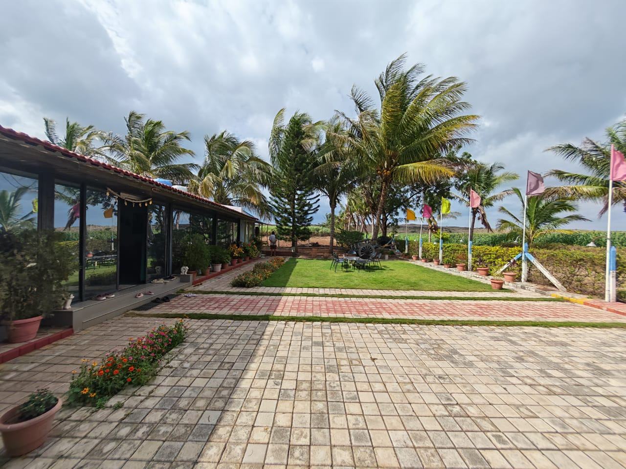 House lawn wide